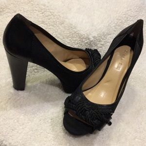 Gianni Bini black leather and linen peep toe heel